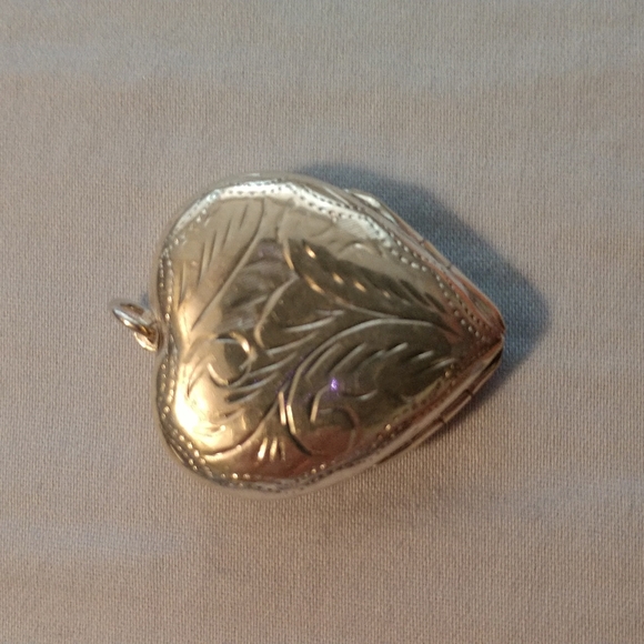 💖 Sterling Silver Heart Locket - Picture 2 of 8